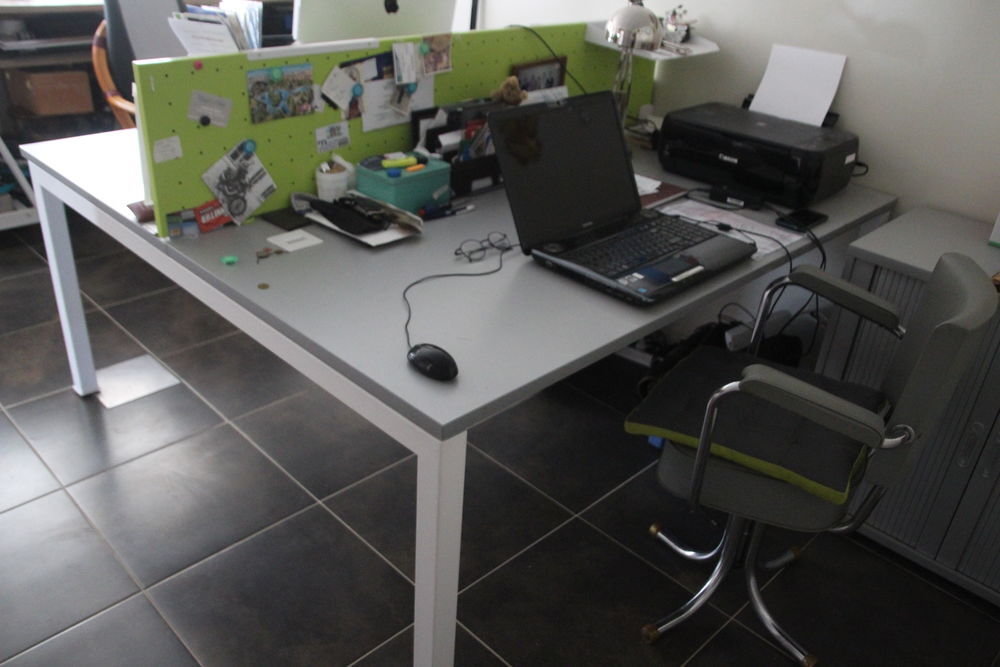 1 bureau double de la marque GAUTIER. 
Meubles
