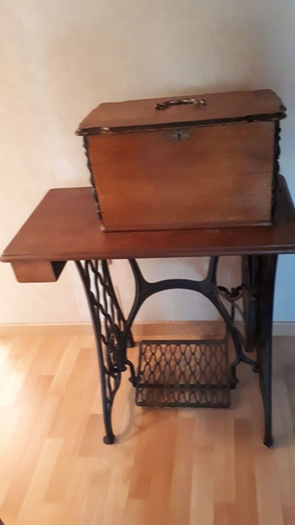 machine &agrave; coudre retro &agrave; p&eacute;dale Meubles