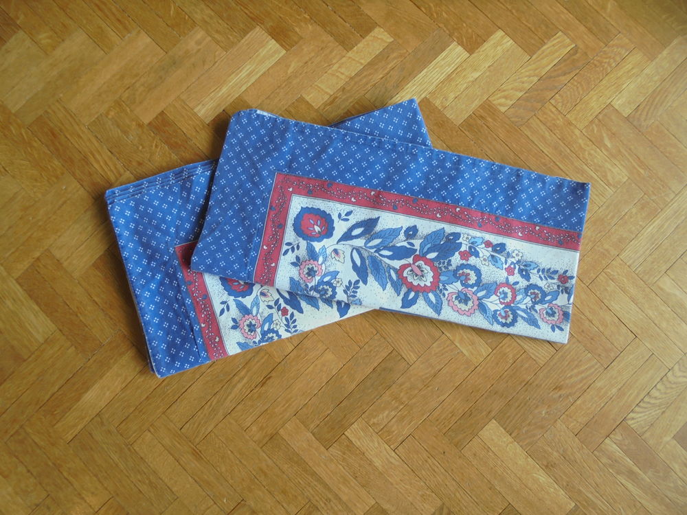 Parure fleurs bleues et bordeaux Décoration