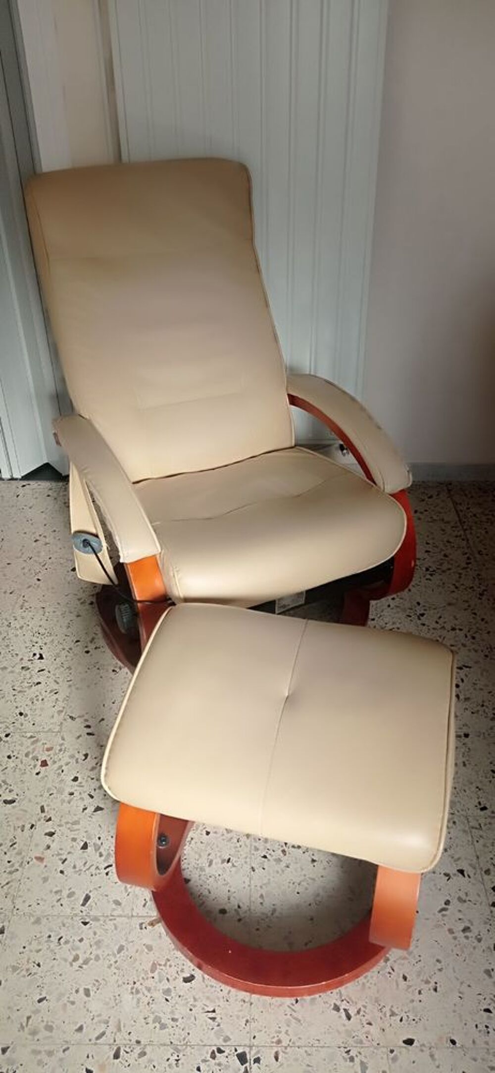 Fauteuil &eacute;lectrique massant inclinable en cuir beige et bois Meubles