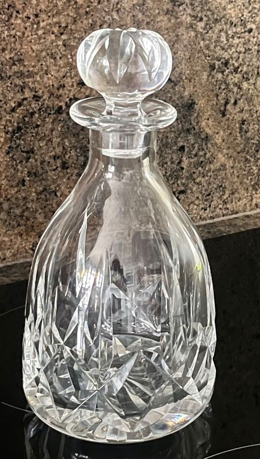 SAINT-LOUIS, Carafe en cristal taill&eacute; avec son bouchon 