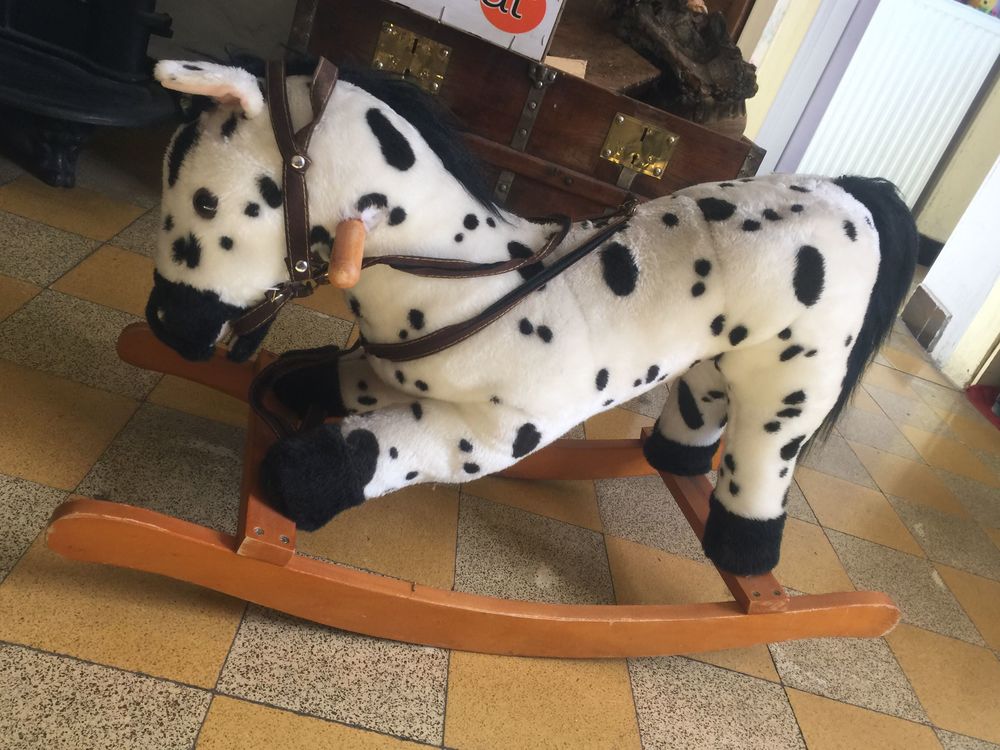 UN CHEVAL A BASCULE POUR ENFANT Jeux / jouets