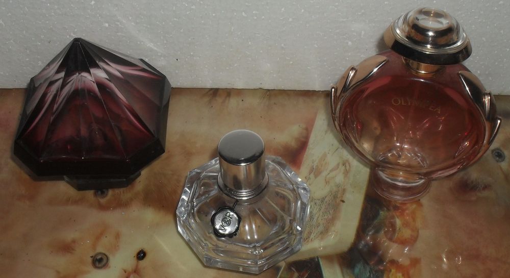 Lot de 3 Flacons vides de parfum. 