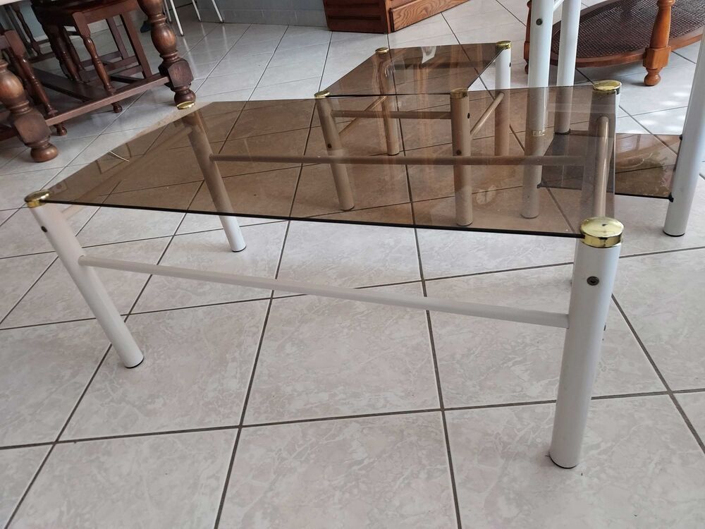 3 tables basses laqu&eacute; blanc et verre fum&eacute; Meubles