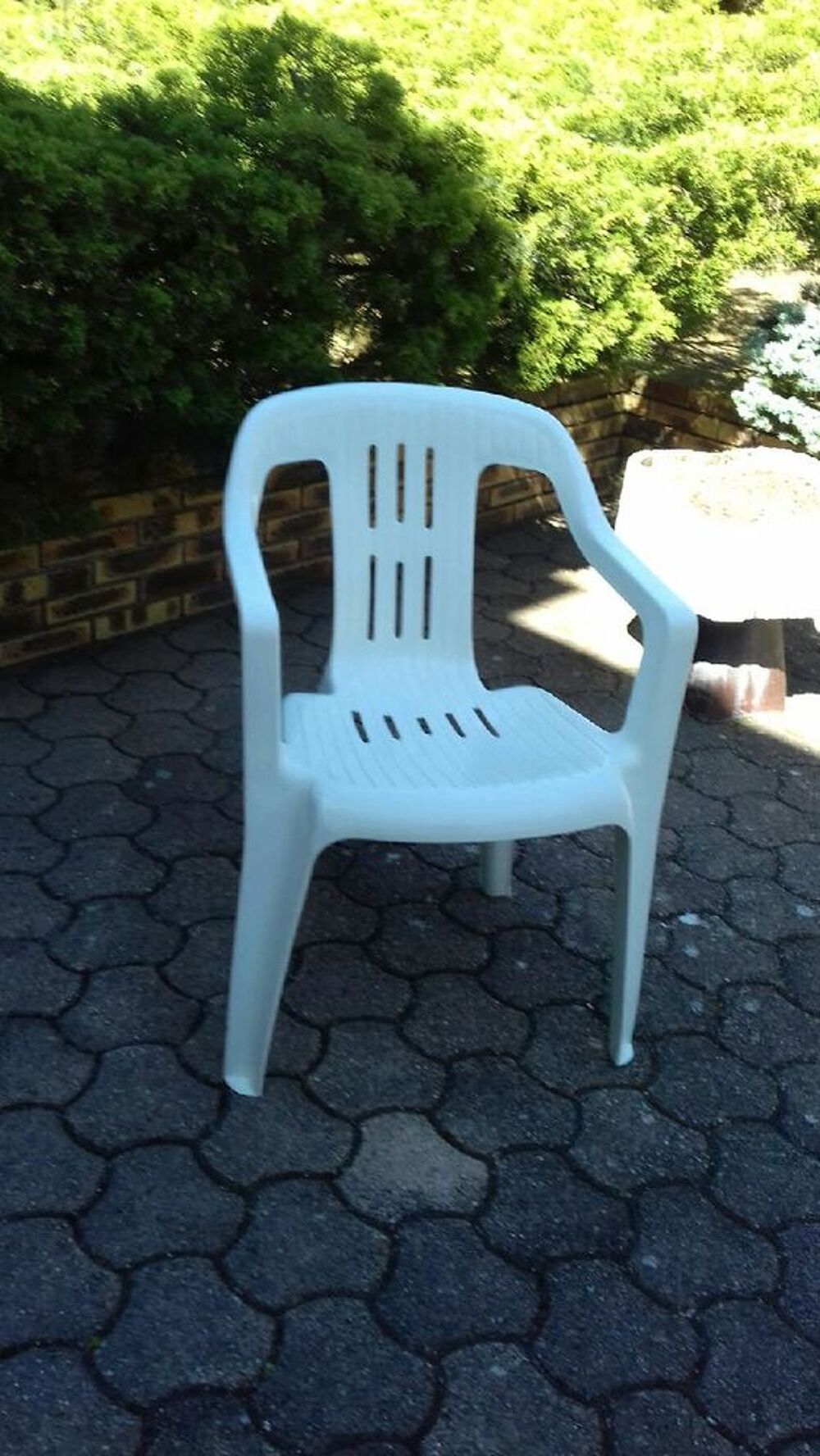 Chaise de jardin blanche id&eacute;al pour l'&eacute;t&eacute; Jardin