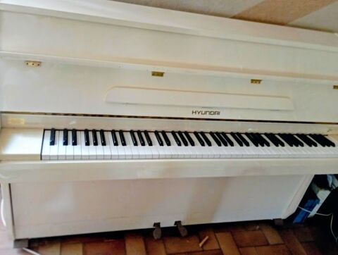 Piano droit hyundai u810 ivoire-verni à accorder. Tres-b-e. 550 Montpellier (34)