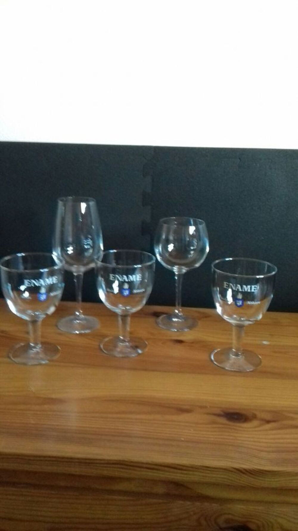 Lot de verres &agrave; pied. Décoration