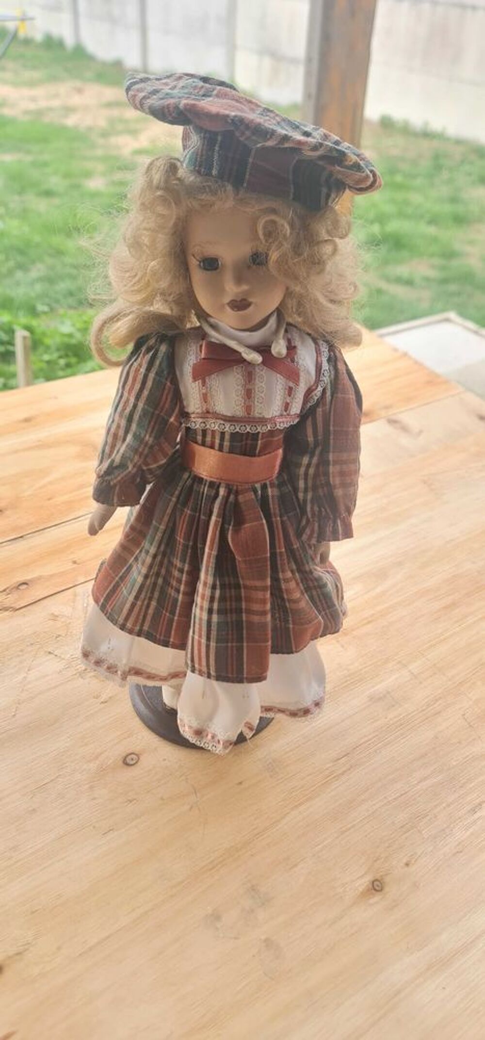 poup&eacute;e de collection en porcelaine 