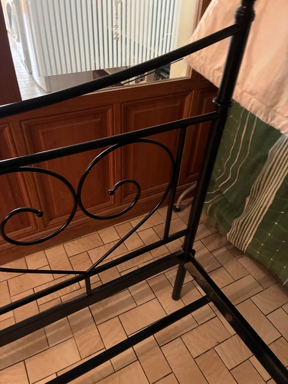 Structure de lit en m&eacute;tal noir sommier &agrave; lattes et matelas Meubles