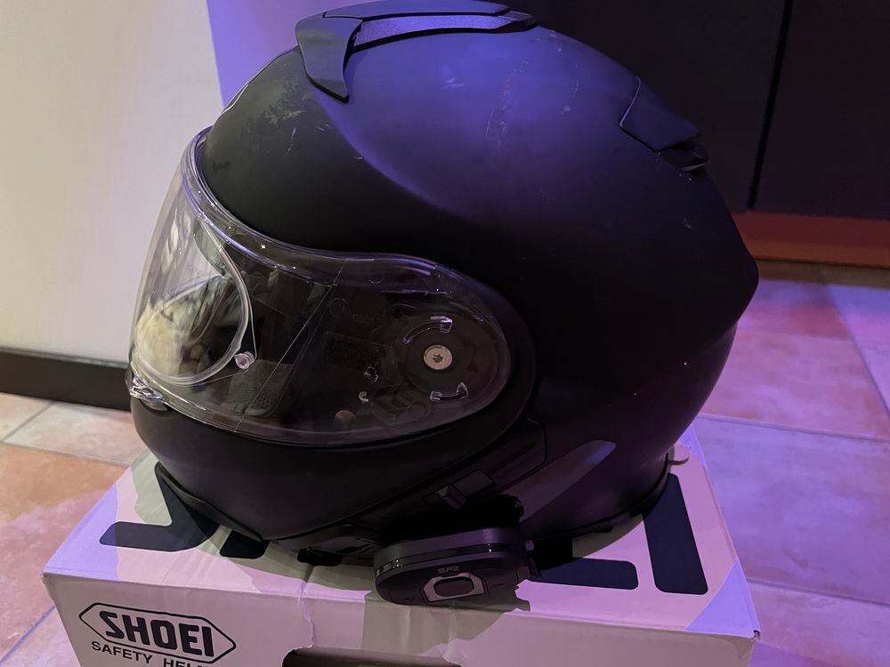 2 casques de moto SHOEI M et S avec intercom Sports