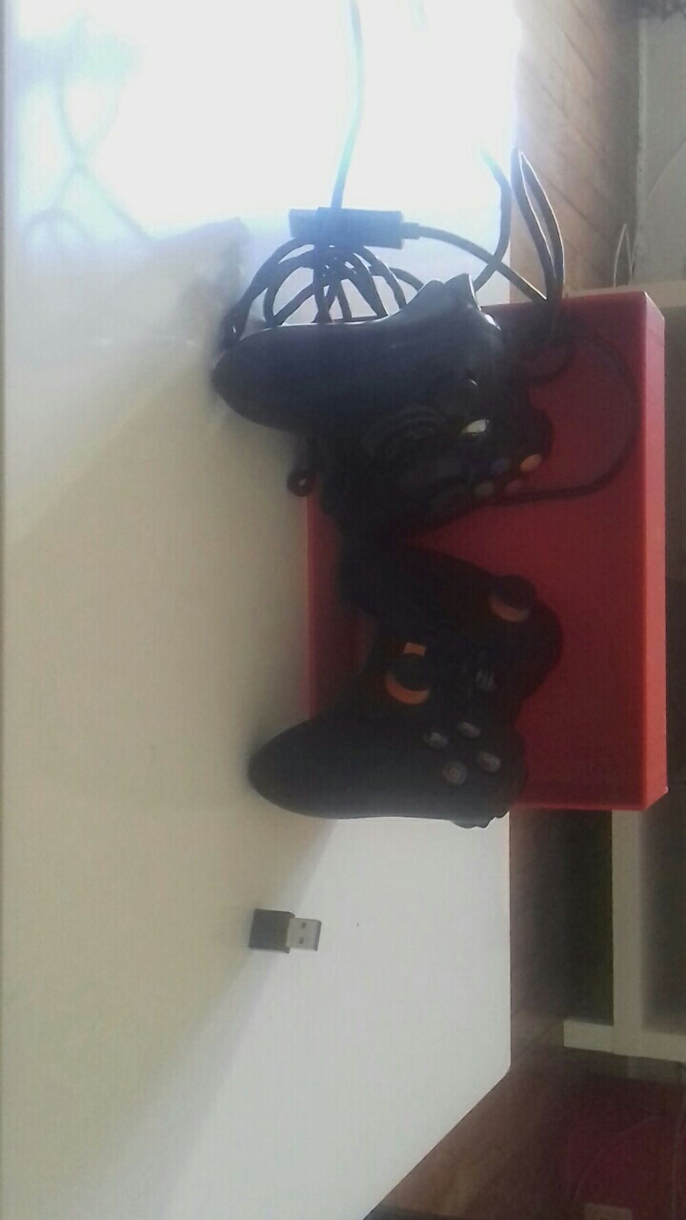 vend un lot de deux manettes. Consoles et jeux vidéos