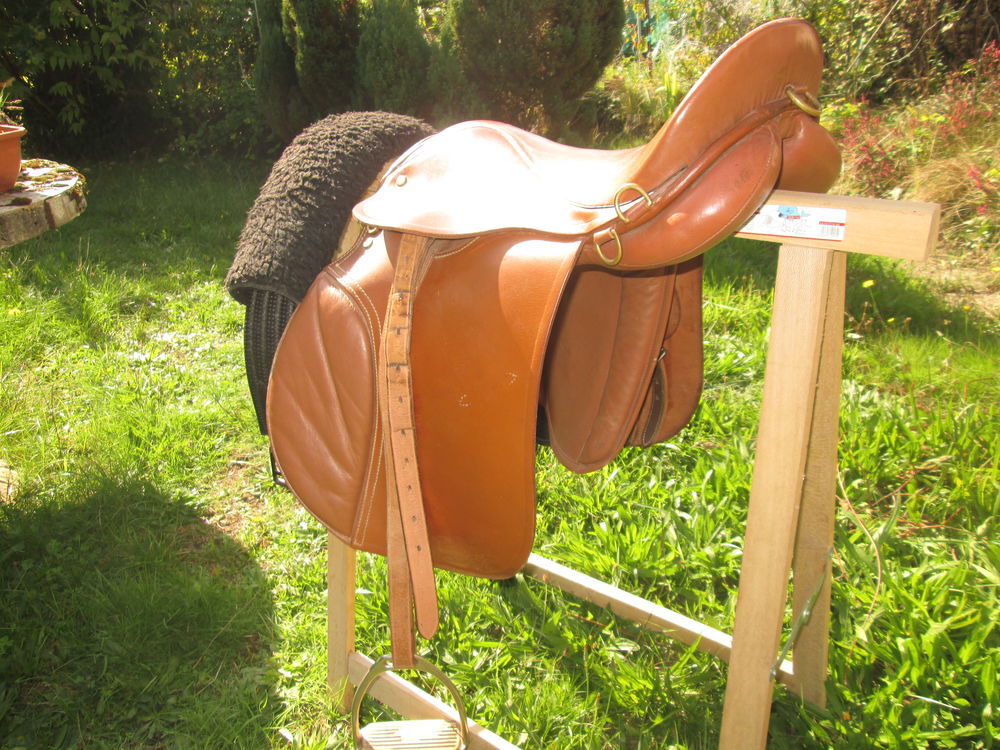 1 selle western et 1 selle anglaise Sports