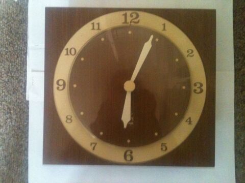 Pendule vintage formica marron imitation bois carr�e Japy. 25 Rouen (76)