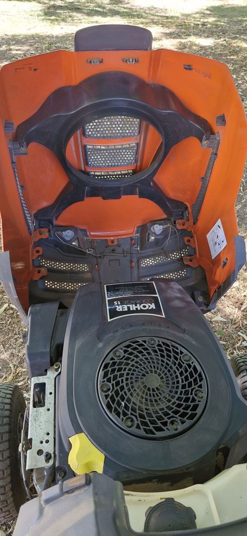 Autoport&eacute;e HUSQVARNA mod&egrave;le LT151 ann&eacute;e 2008
Jardin