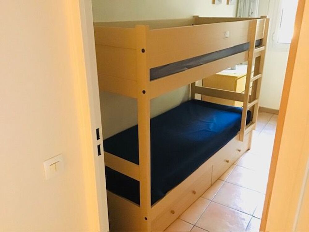 &agrave; Menton, Lits superpos&eacute;s Meubles