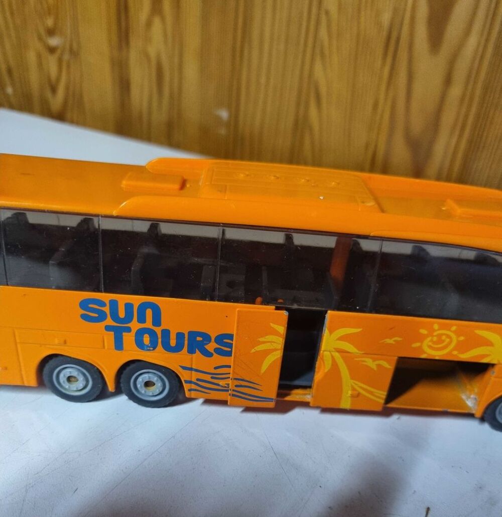 Siku 3738 travengo suntour mercedes benz car en m&eacute;tal orange Jeux / jouets