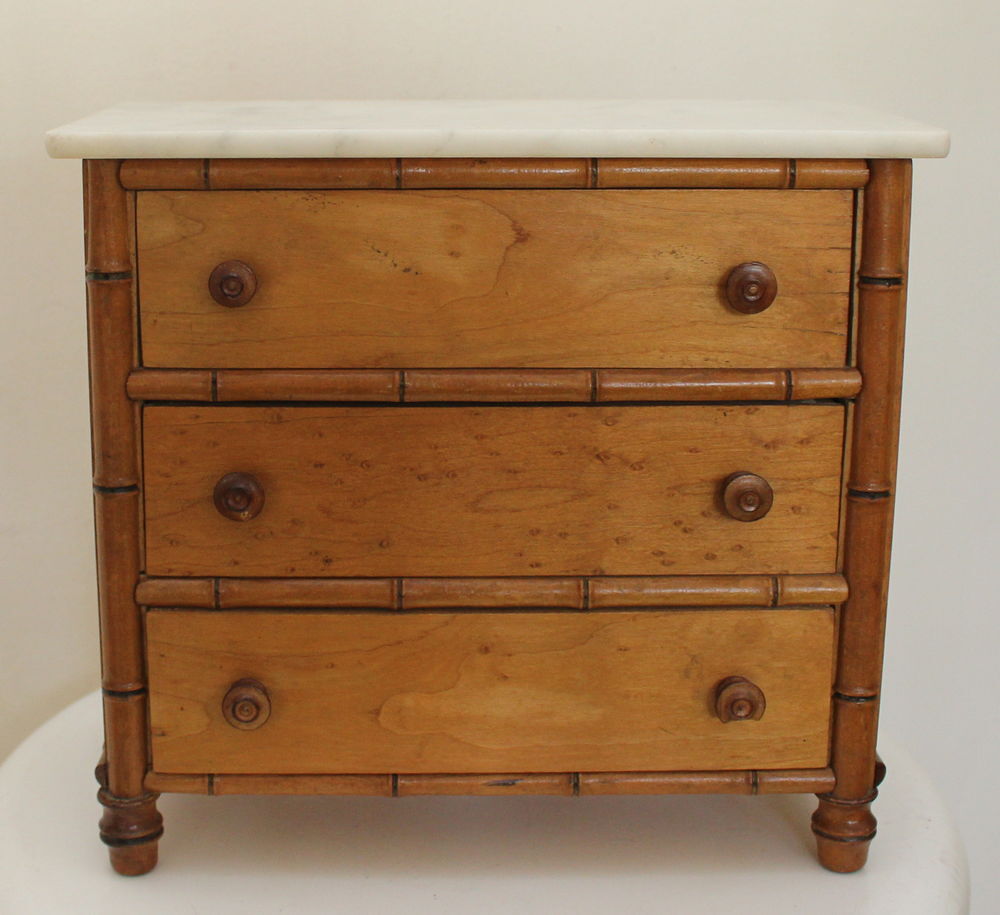 Petite commode de poup&eacute;e bambou et marbre jouet ancien 
Jeux / jouets