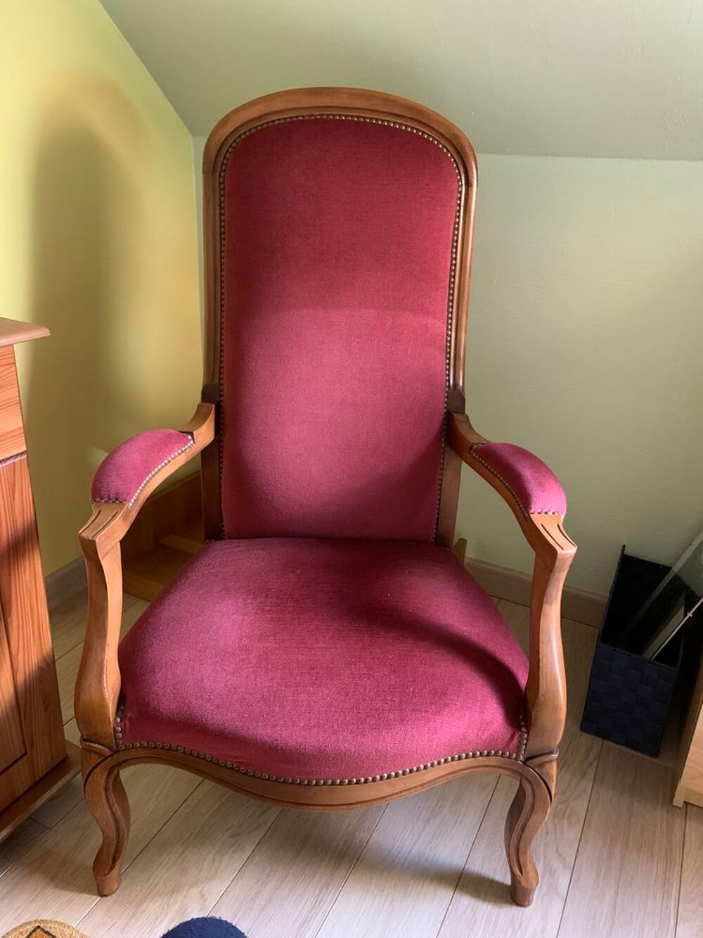 deux fauteuils Voltaire refais &agrave; neuf en velours Meubles