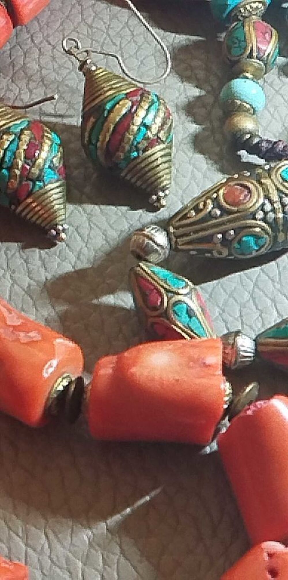 Prestigieux ensemble collier, bracelet, boucles d'oreilles tib&eacute;tain en Corail Bambou naturel Bijoux et montres