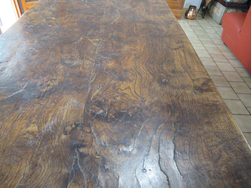 TABLE DE MONASTERE EN BOIS DE NOYER MASSIF . Meubles