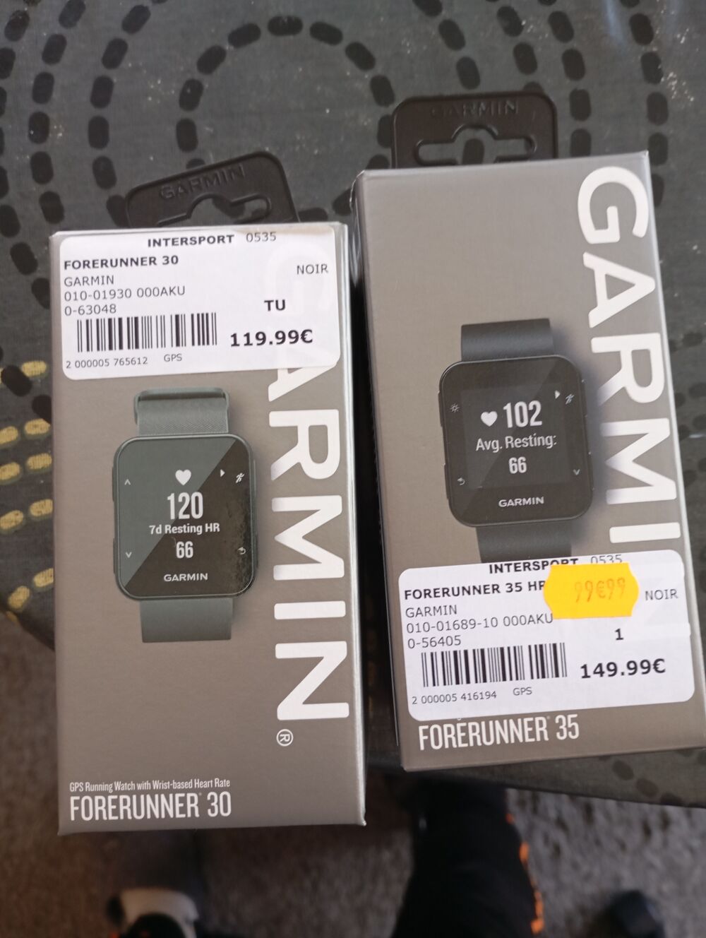 deux montre Garmin de sport Bijoux et montres