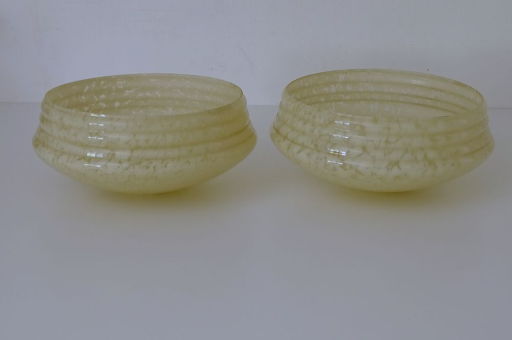Lot de 2 globes anciens verre mouchet&eacute; jaune paille - Art Décoration
