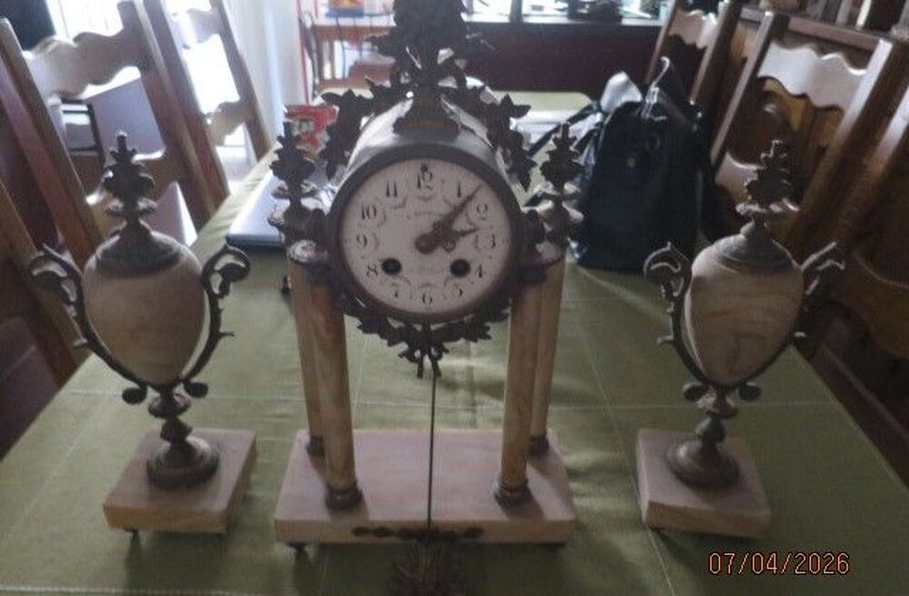 PENDULE ANCIENNE avec 2 cand&eacute;labres 