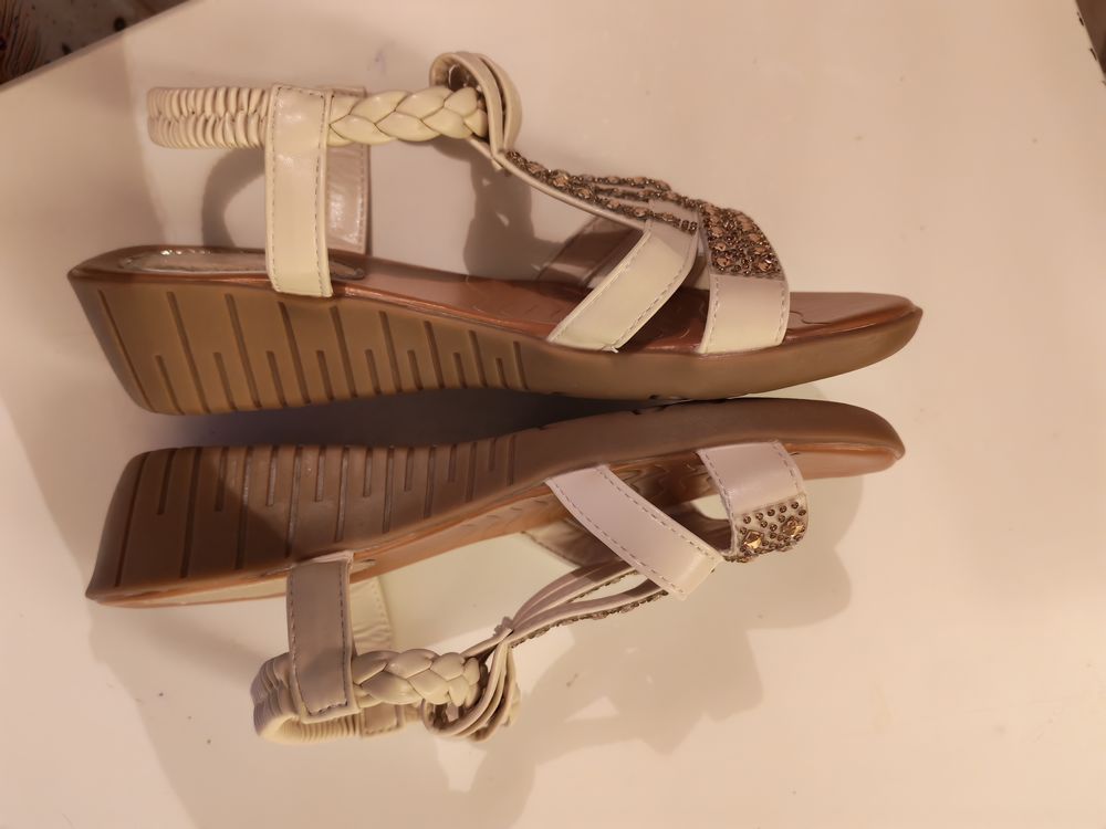 Sandales beige &agrave; talon compens&eacute; et strass Chaussures