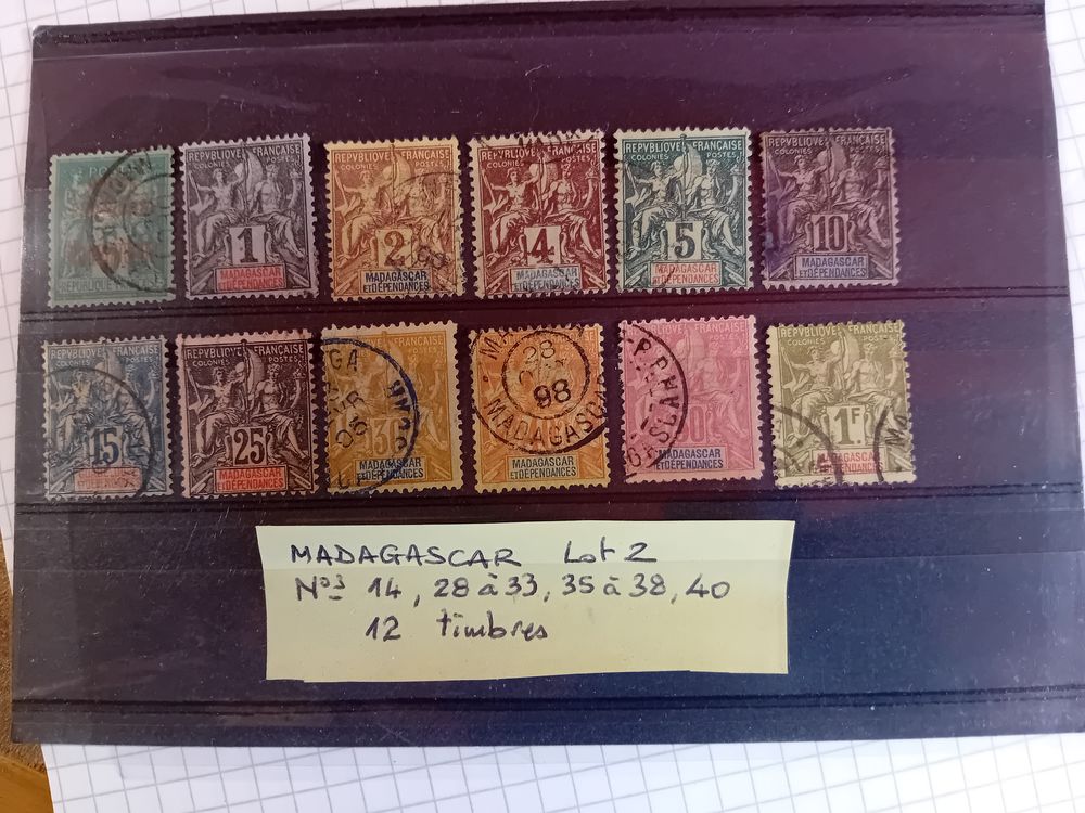 Lot de 12 timbres anciens Madagascar 