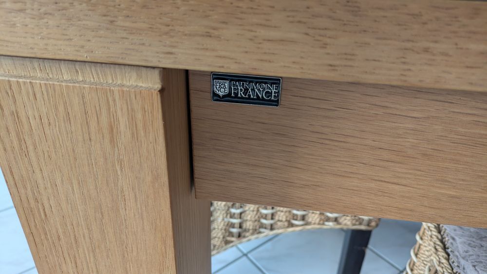 Table haut de gamme 
Meubles