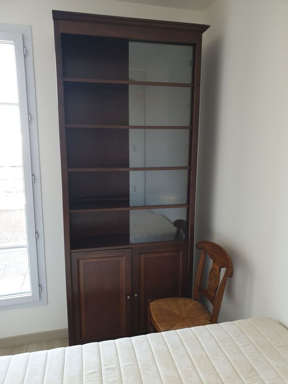 Vitrine biblioth&egrave;que en bois sombre en deux parties Meubles