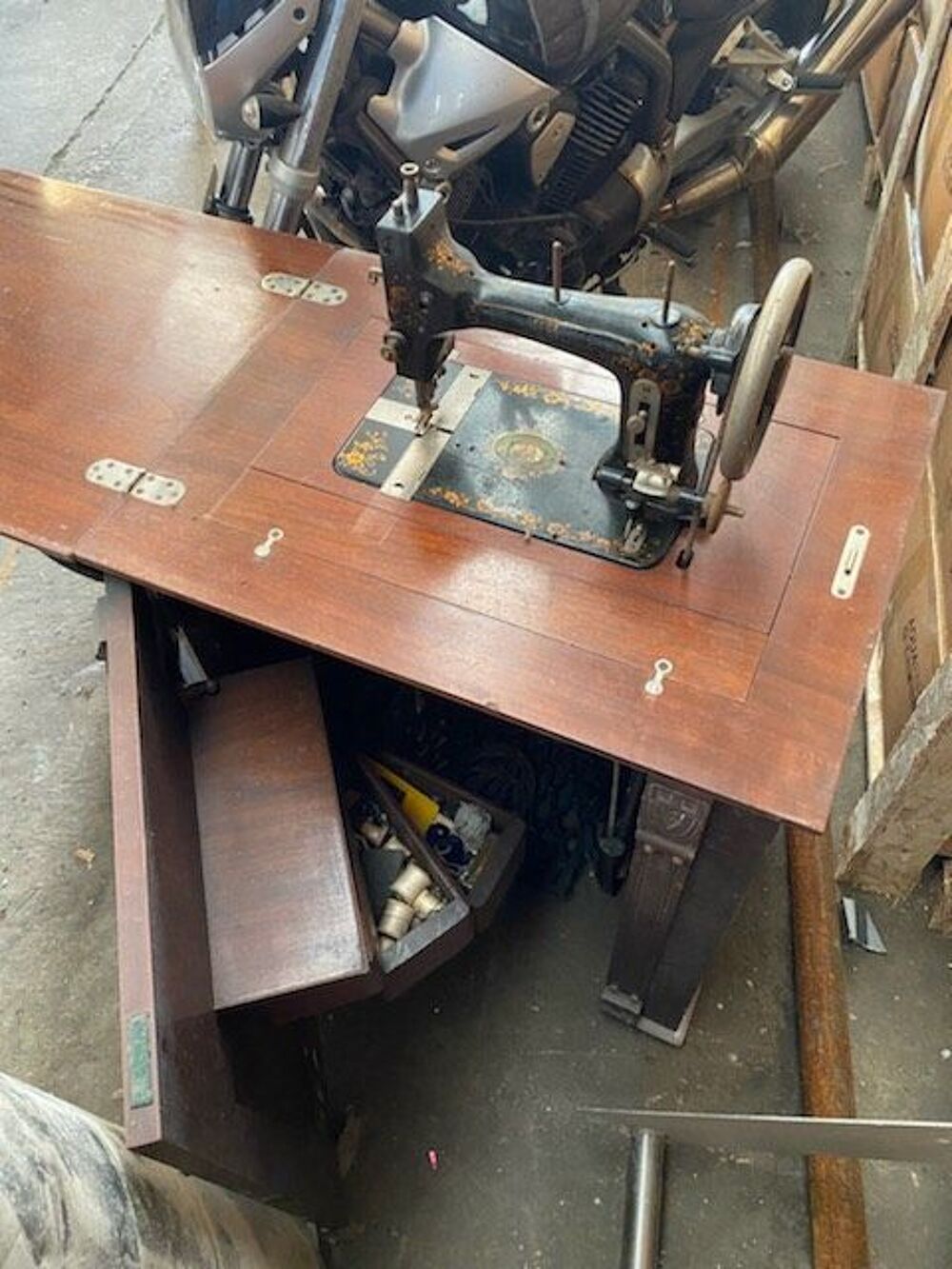 Machine &agrave; coudre ancienne Mundlos avec armoire Electroménager