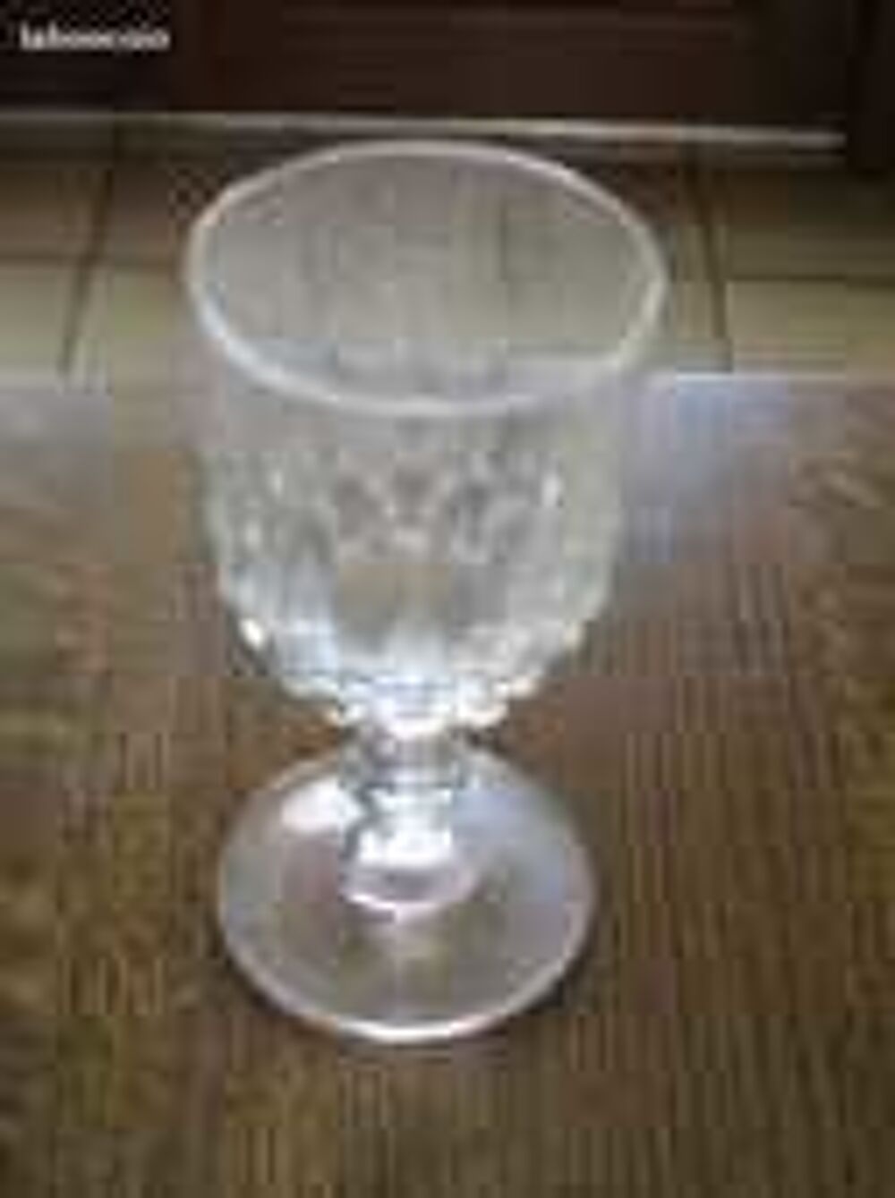Un verre avec sur le milieu motif liser&eacute; et &eacute;pis en cristal Décoration
