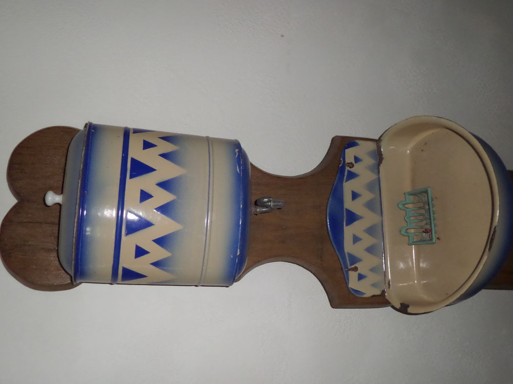 Fontaine , lave main en m&eacute;tal &eacute;maill&eacute; D�coration