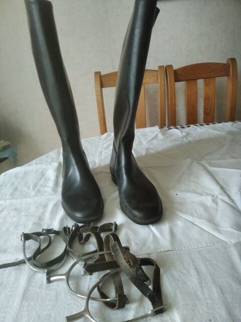 1 paire de bottes cavalires en cuir. Kent Mustang. pointure 40. avec 2 paires d'perons. 30 Marmande (47)