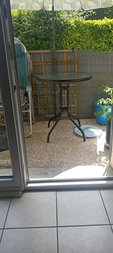 petite table de terrasse ou autre 80 cm de hauteur et 60 cm plateau Saumur (49)