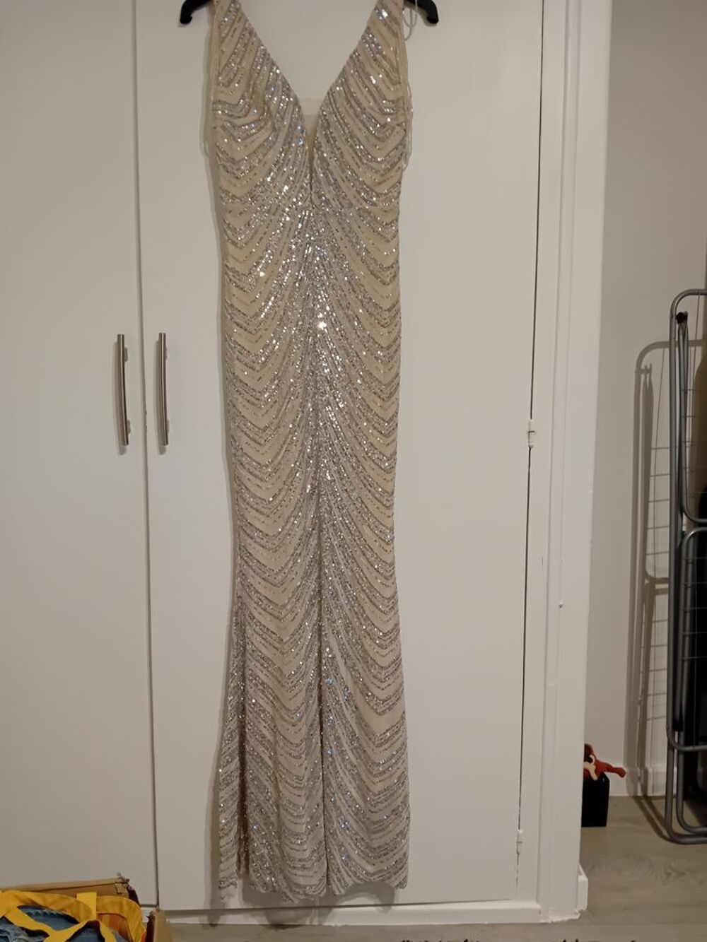 Robe toute neuve, jamais port&eacute; Vêtements