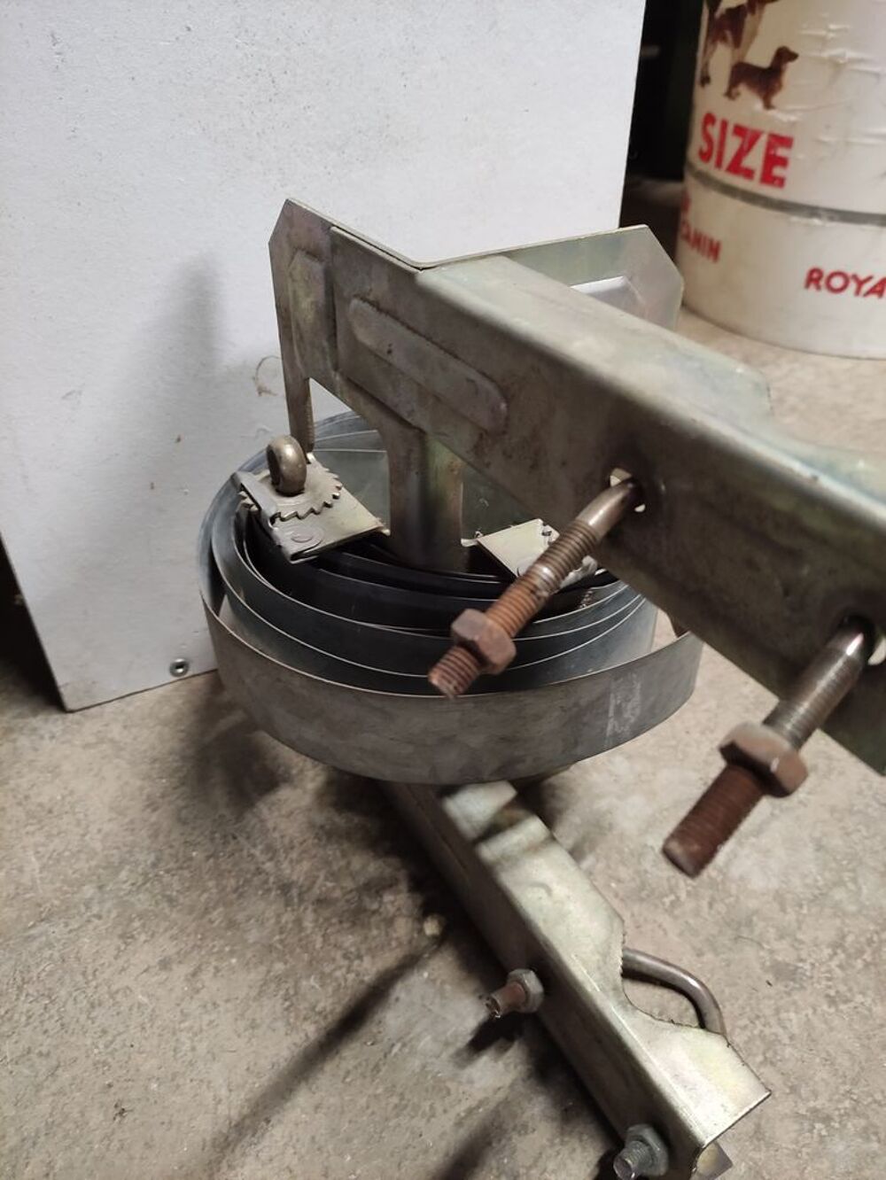 Fixation pour parabole ou une antenne murale et chemin&eacute;e Bricolage