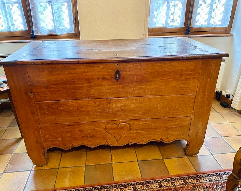 Maie dat&eacute;e environ 1890 Meubles