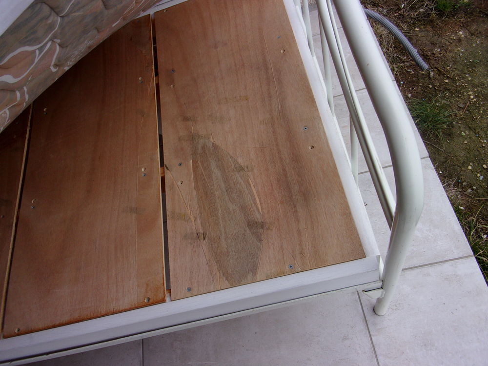 lit banquette fer blanc sommier renforc&eacute; (une place : 90 ) Meubles