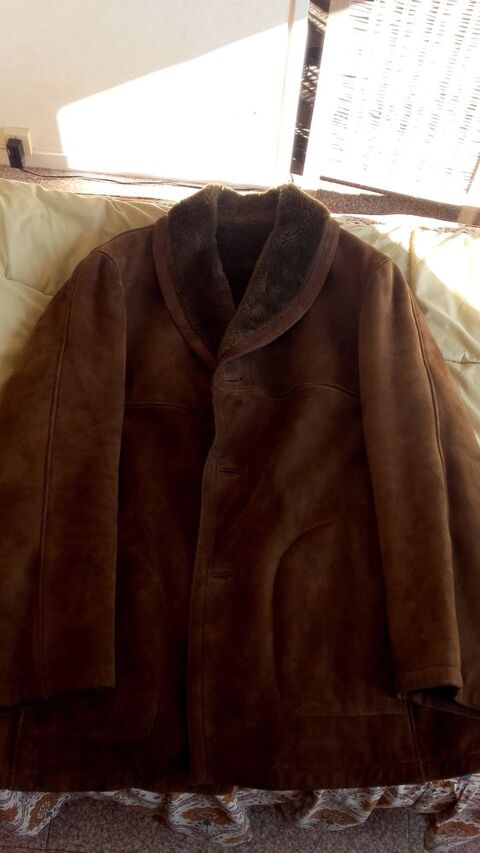VENDE VESTE MOUTON BENETON. 70 Saint-Amour-Bellevue (71)