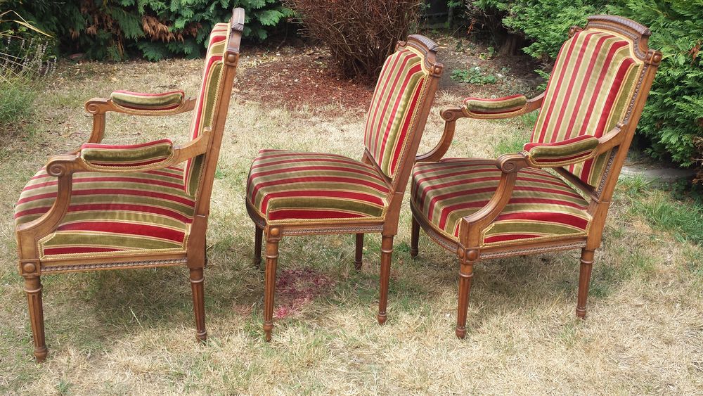 2 fauteuils et 1 chaise de style
Meubles