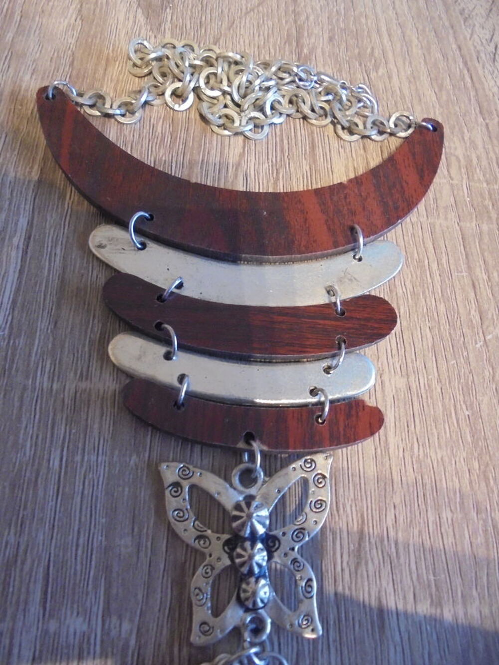 Collier papillons (28b) Bijoux et montres