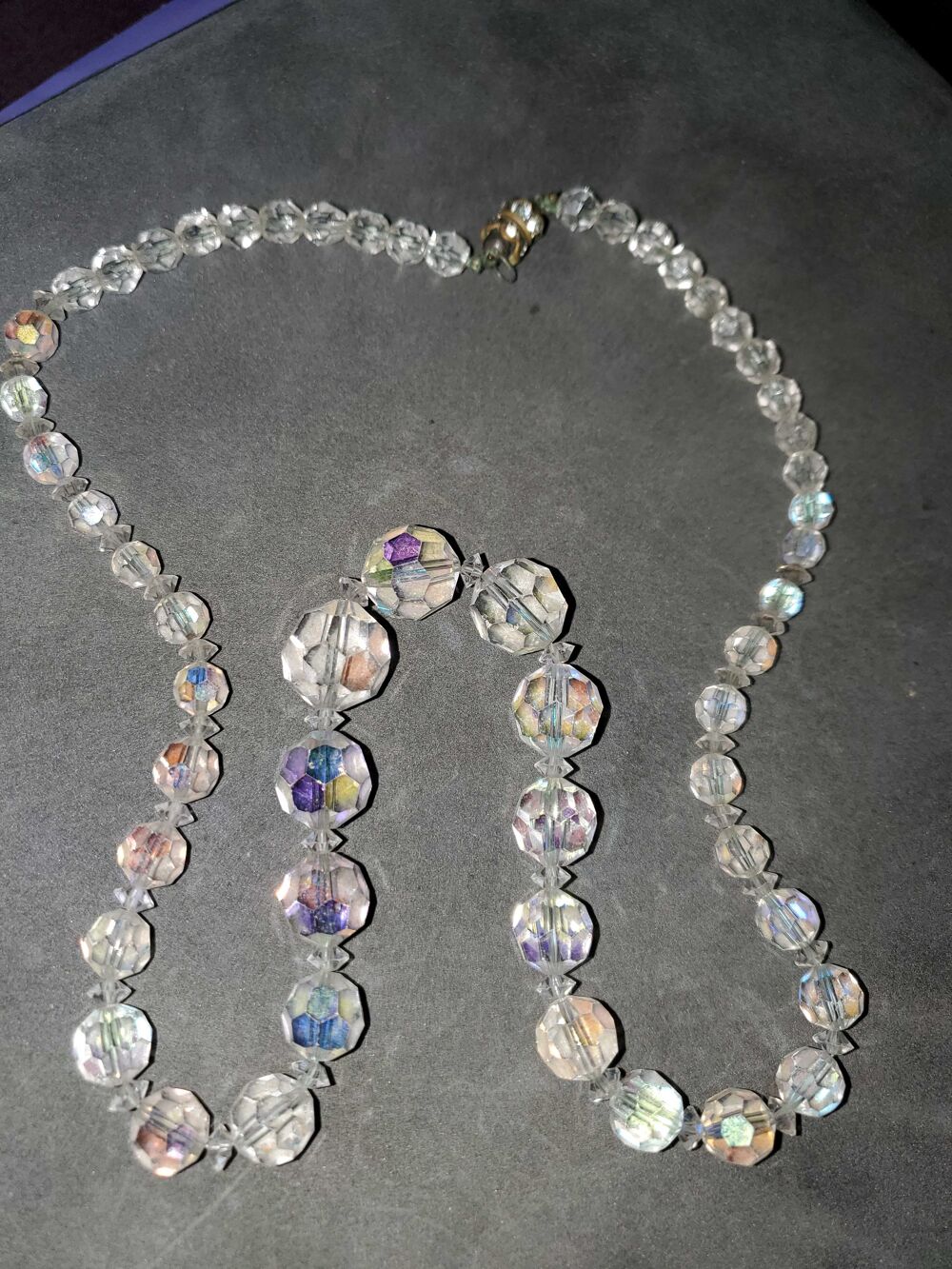 collier vintage perles &agrave; facettes Bijoux et montres