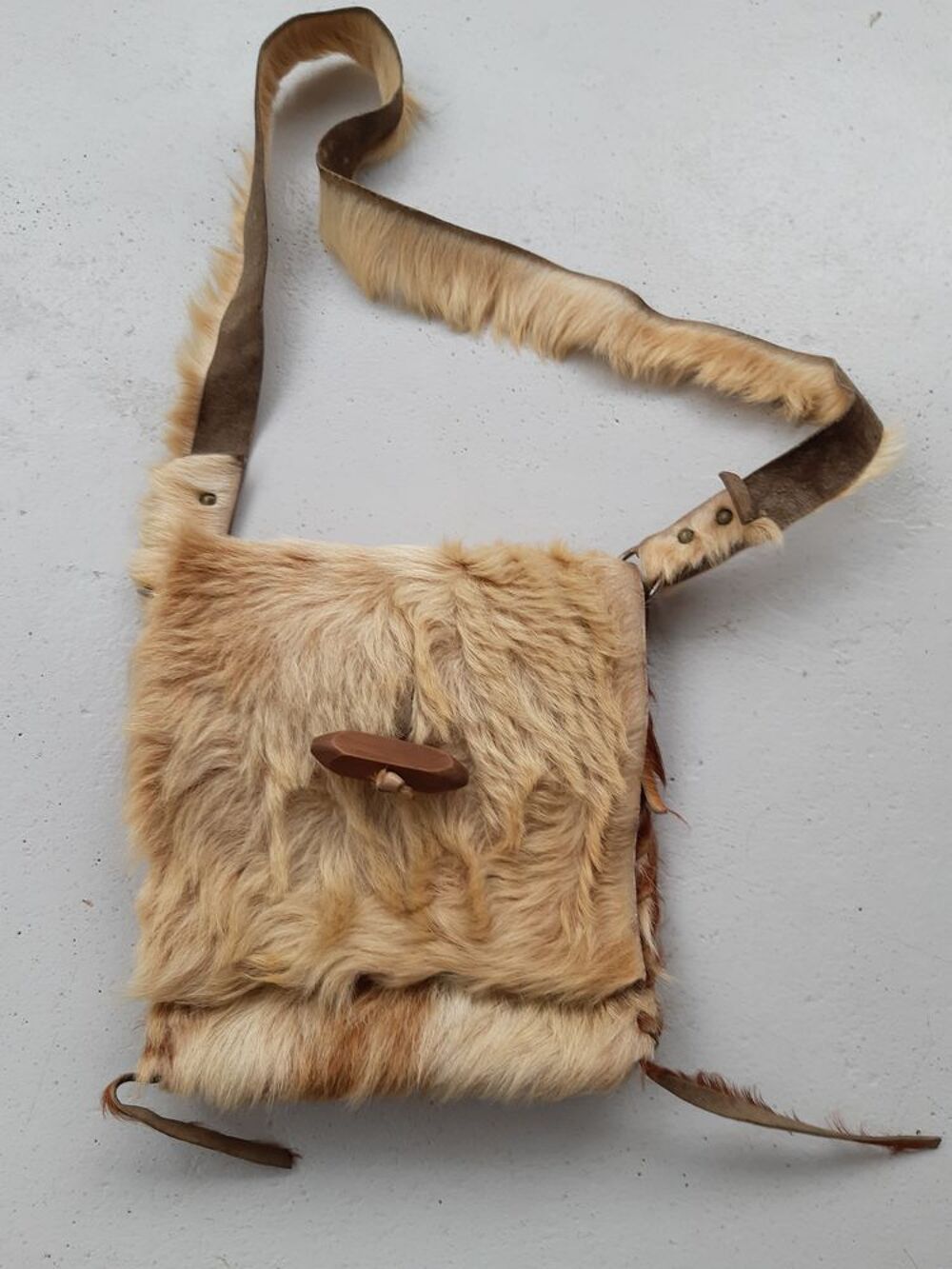 Sac Bandouli&egrave;re en poils de 1980. Maroquinerie