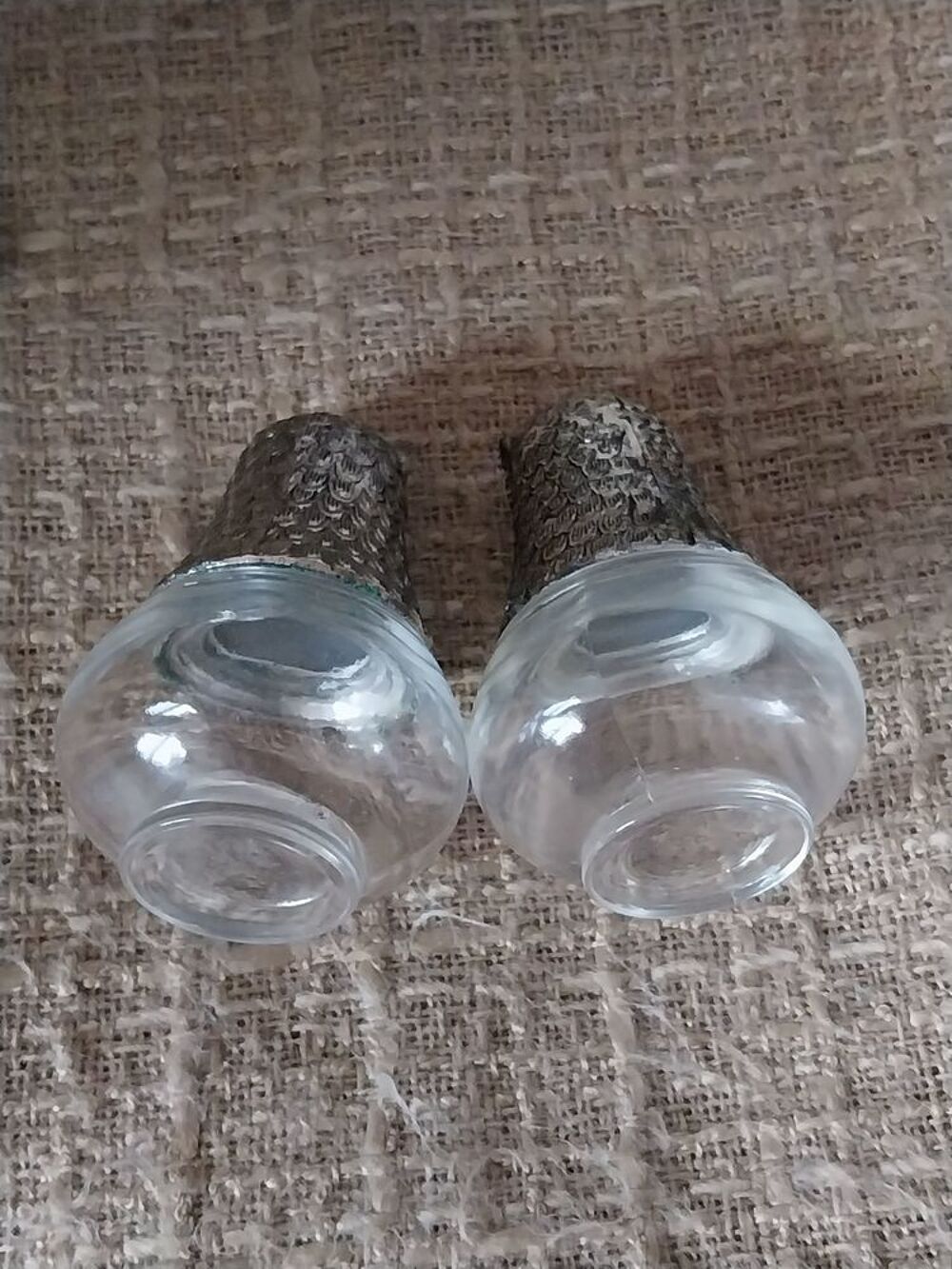 Paire de sali&egrave;res poivre hibou en verre et m&eacute;tal argent&eacute; Décoration