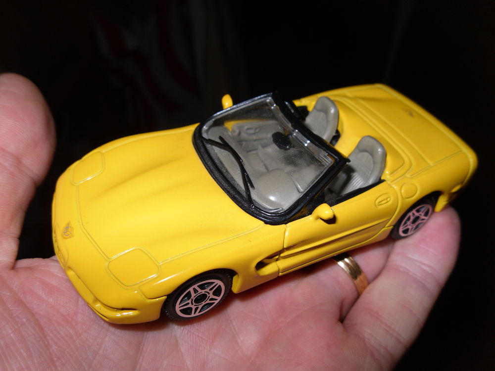 Corvette Chevrolet jaune M&eacute;tal,Burago Italy 10,4cm Jeux / jouets