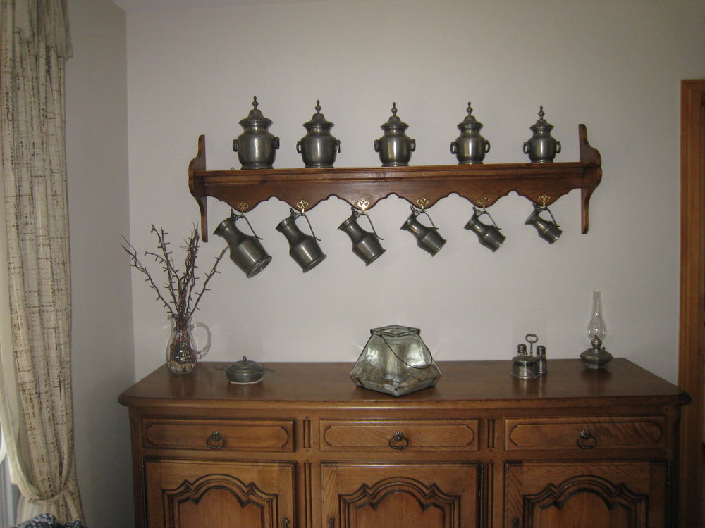 &eacute;tag&egrave;re avec pichets et pots en &eacute;tain Décoration