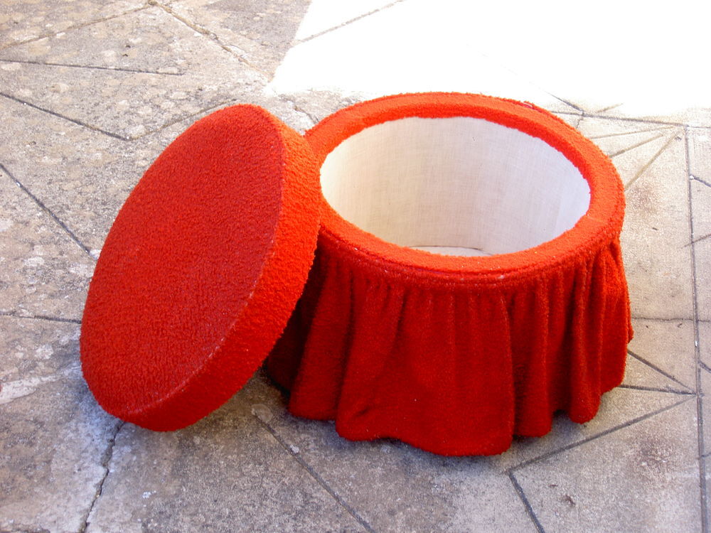 Pouf coffre vintage en tissu rouge ann&eacute;e 70 