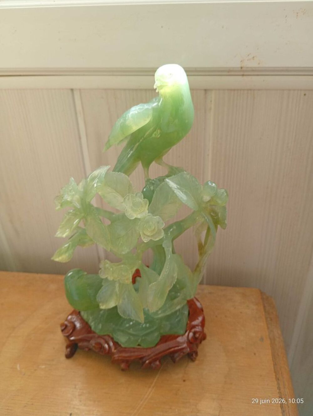 oiseaux sur sa branche d'arbre en jade sculpt&eacute; 